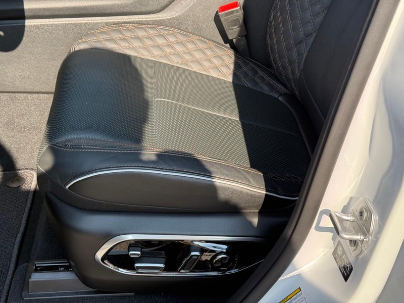 Jeep Grand Cherokee L Vehicle Image 18