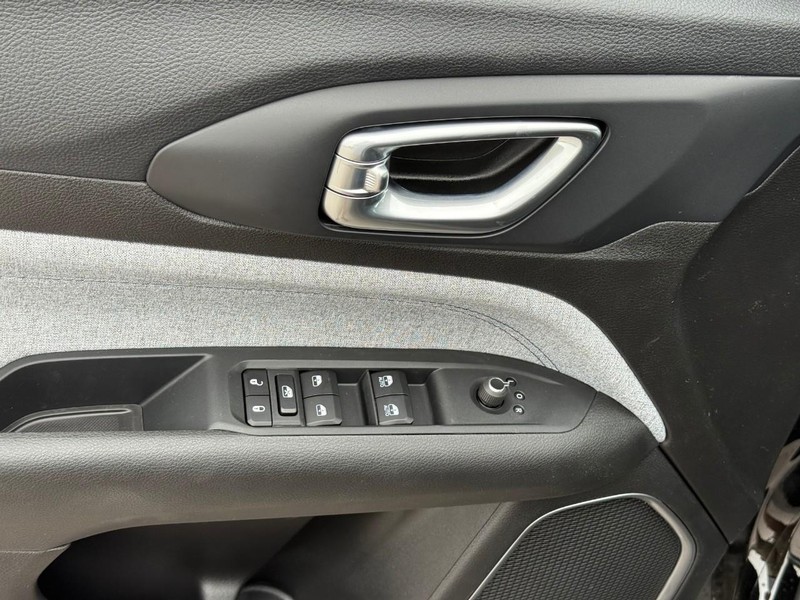 Jeep Compass Vehicle Image 14
