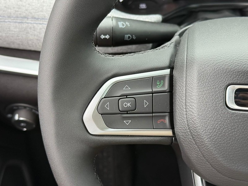 Jeep Compass Vehicle Image 16