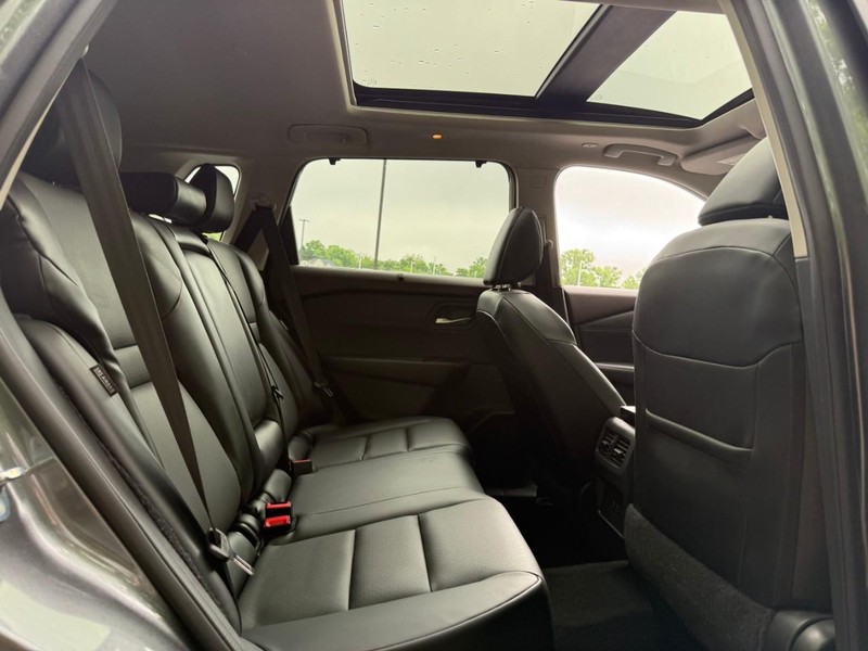Nissan Rogue Vehicle Image 14