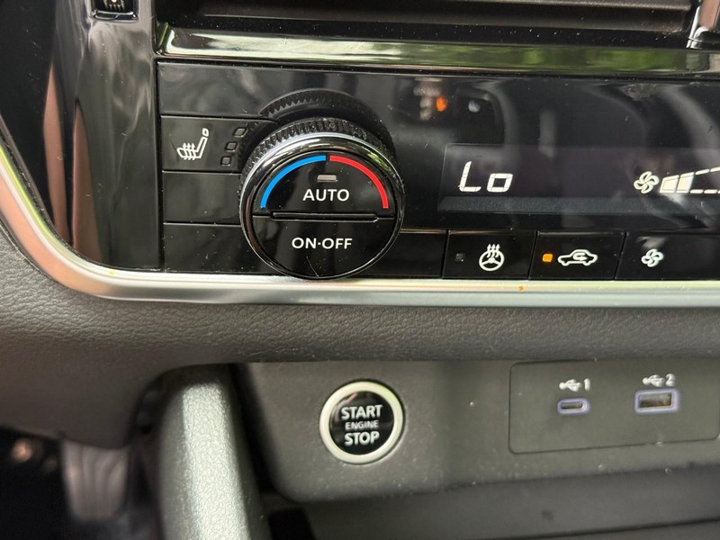 Nissan Rogue Vehicle Image 27