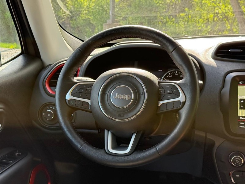 Jeep Renegade Vehicle Image 16