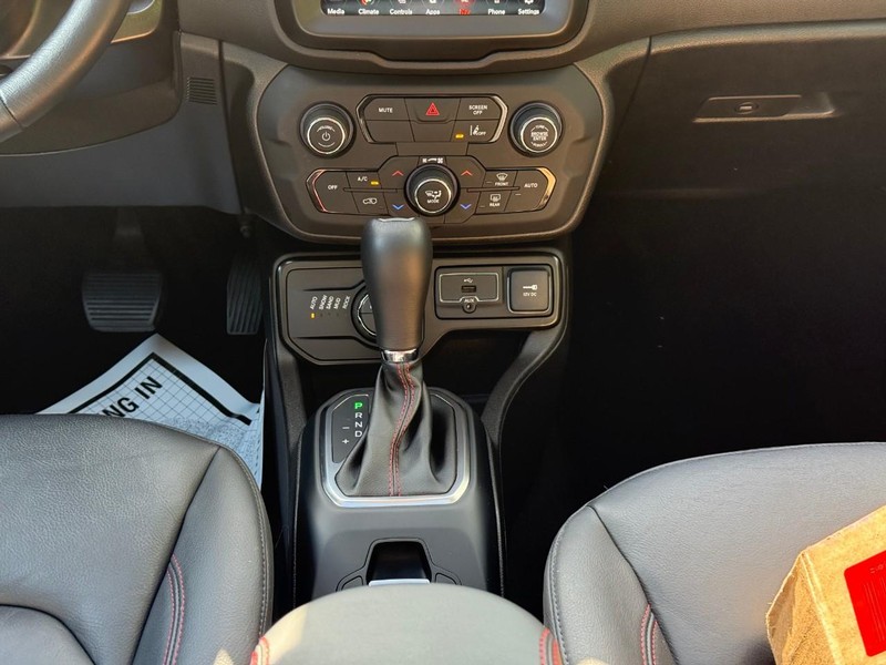 Jeep Renegade Vehicle Image 19