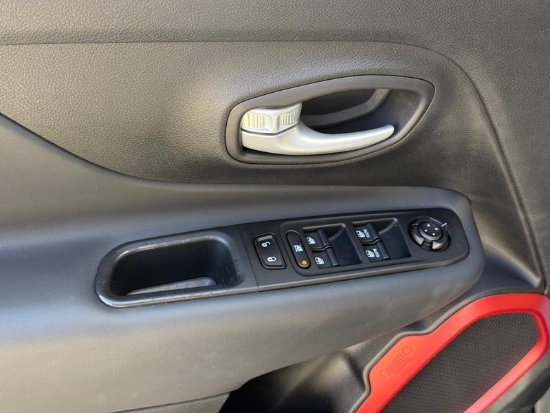Jeep Renegade Vehicle Image 20