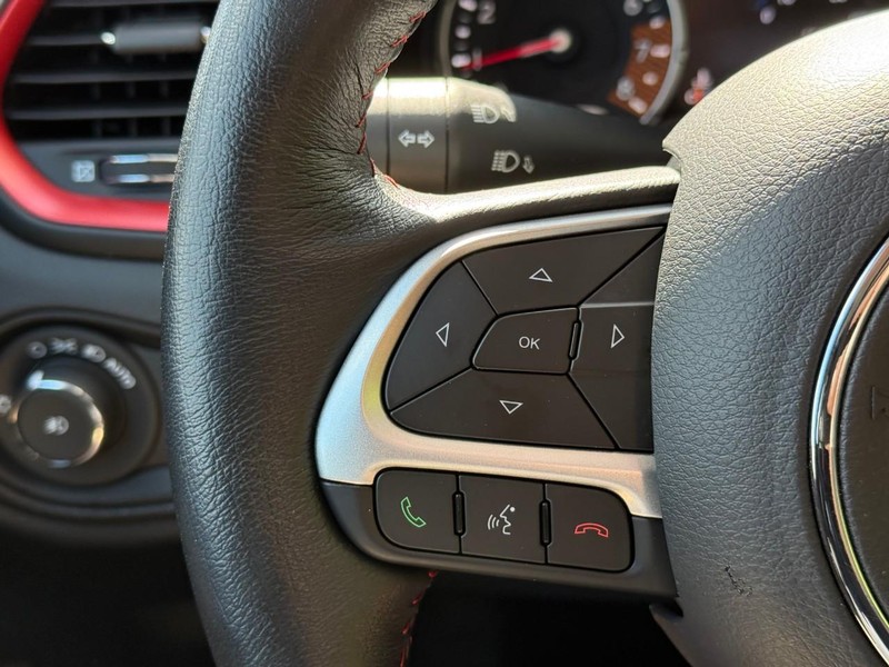 Jeep Renegade Vehicle Image 24
