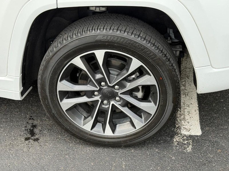 Jeep Grand Cherokee 4xe Vehicle Image 05