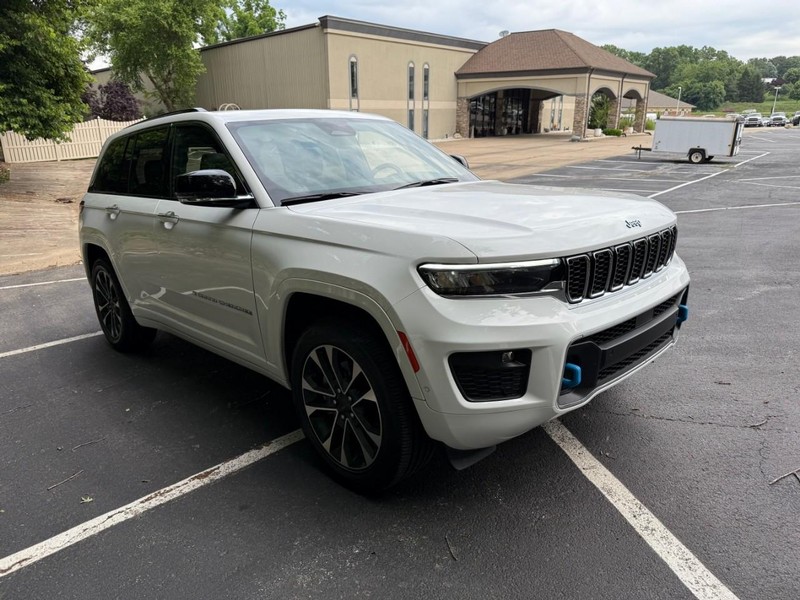 Jeep Grand Cherokee 4xe Vehicle Image 12