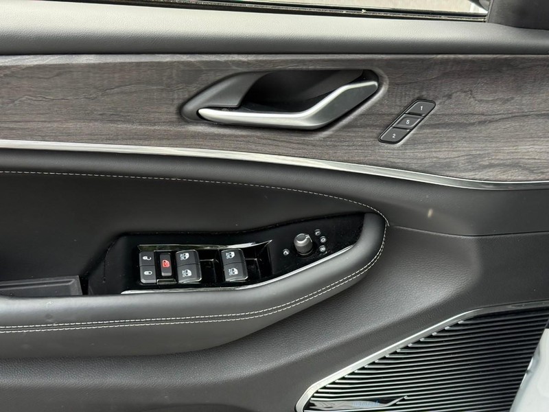 Jeep Grand Cherokee 4xe Vehicle Image 19