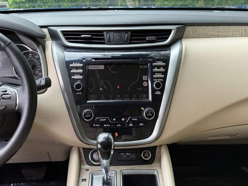 Nissan Murano Vehicle Image 17