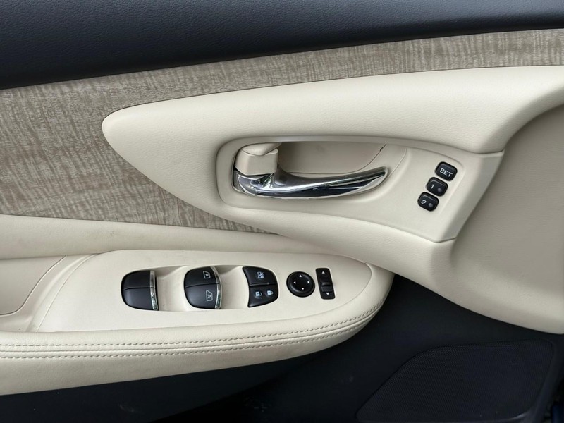 Nissan Murano Vehicle Image 21