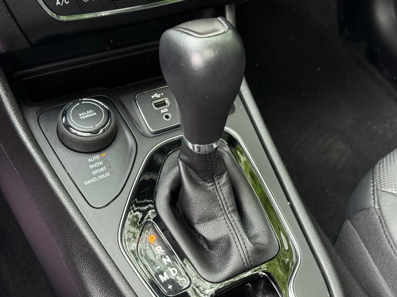 Jeep Cherokee Vehicle Image 23