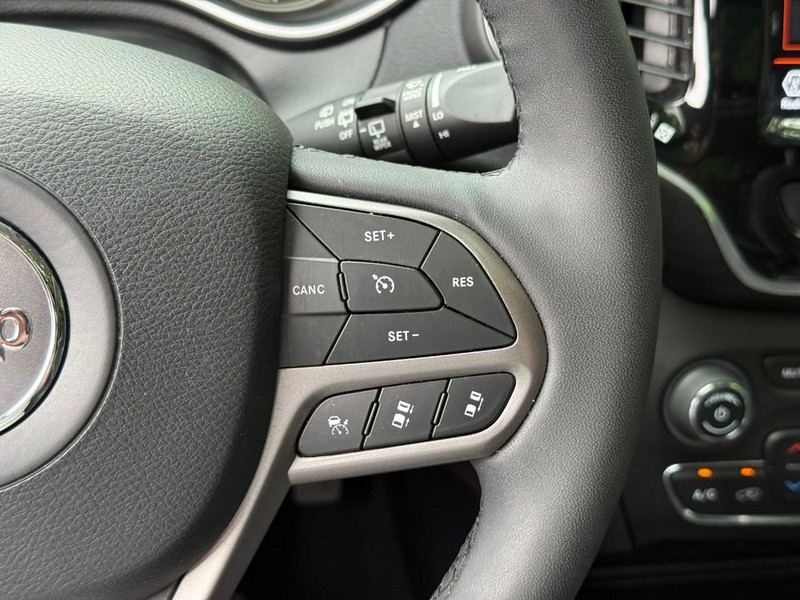 Jeep Cherokee Vehicle Image 25