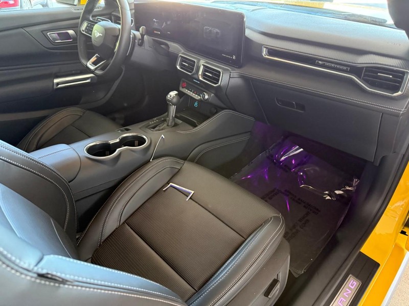 Ford Mustang Vehicle Image 12