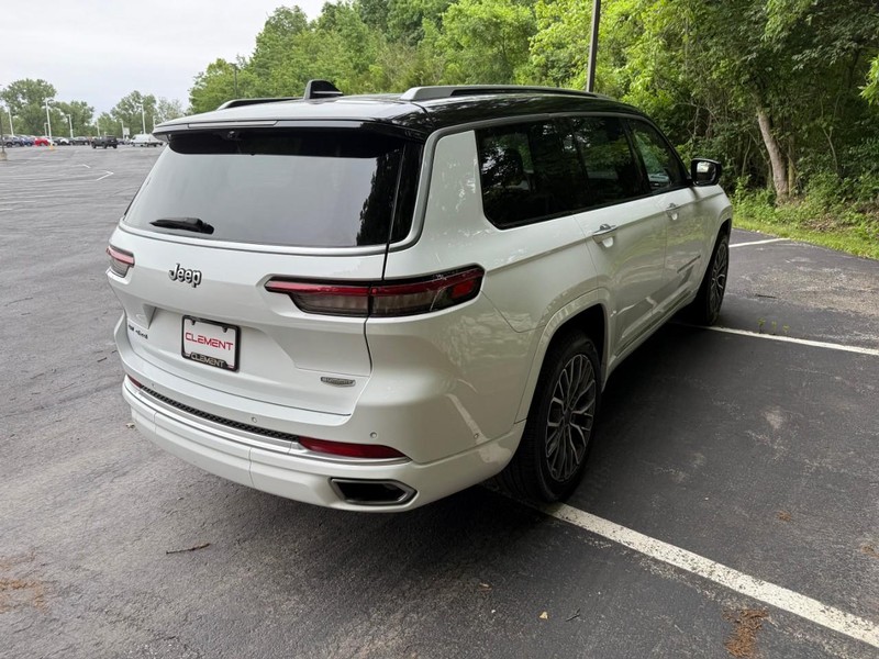 Jeep Grand Cherokee L Vehicle Image 11