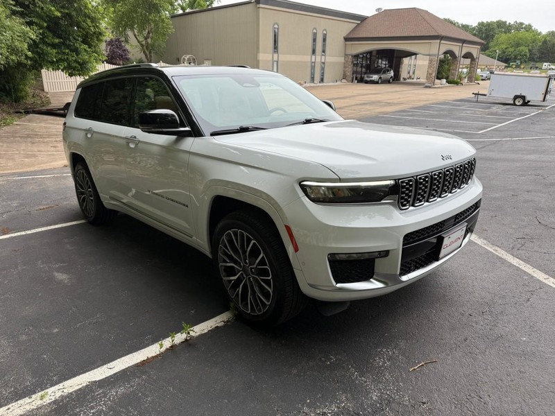 Jeep Grand Cherokee L Vehicle Image 12