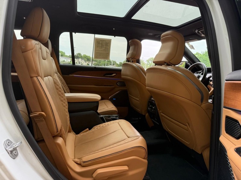 Jeep Grand Cherokee L Vehicle Image 14