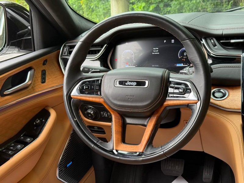 Jeep Grand Cherokee L Vehicle Image 17