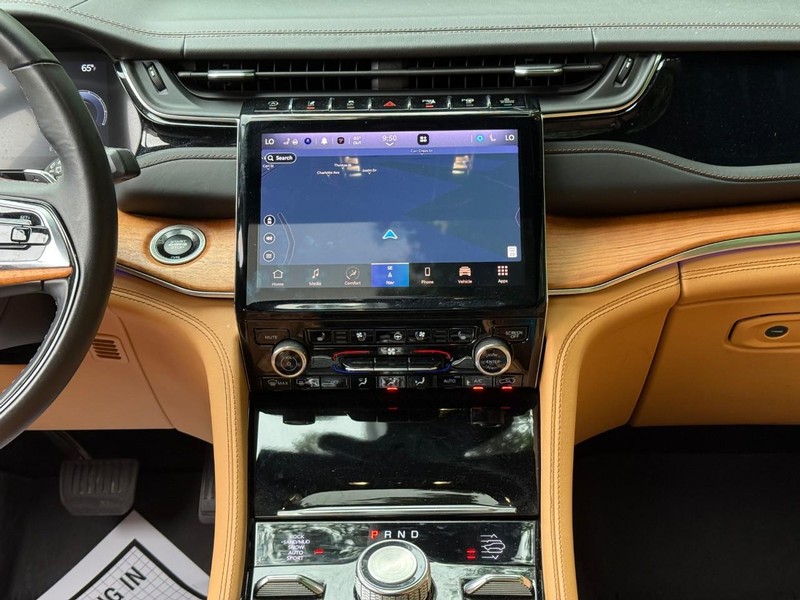 Jeep Grand Cherokee L Vehicle Image 18