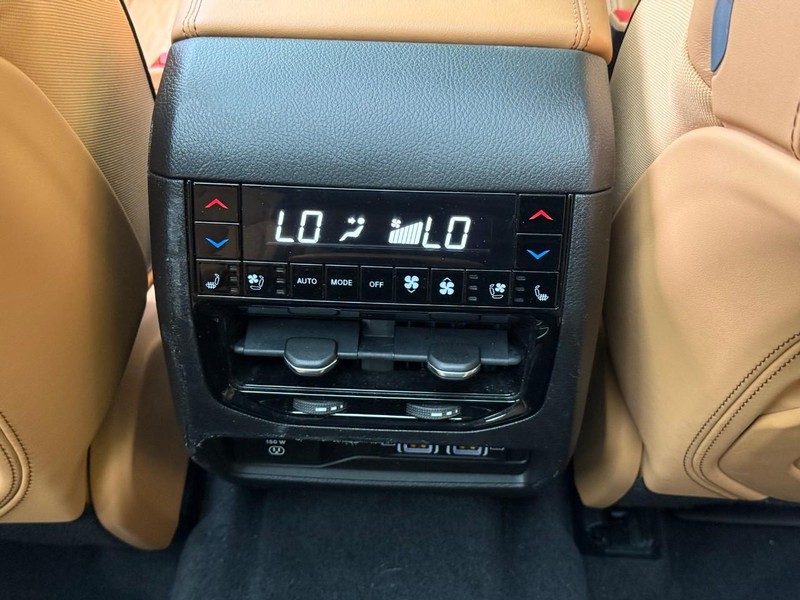 Jeep Grand Cherokee L Vehicle Image 21