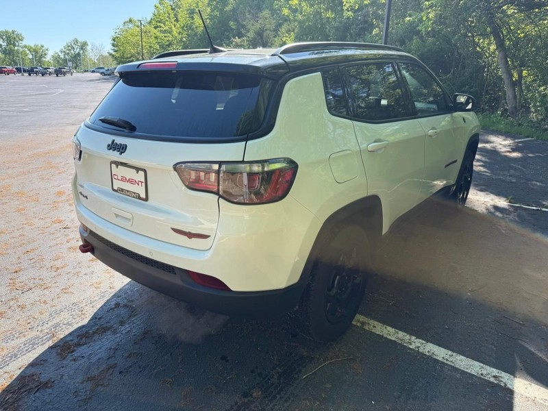 Jeep Compass Vehicle Image 11