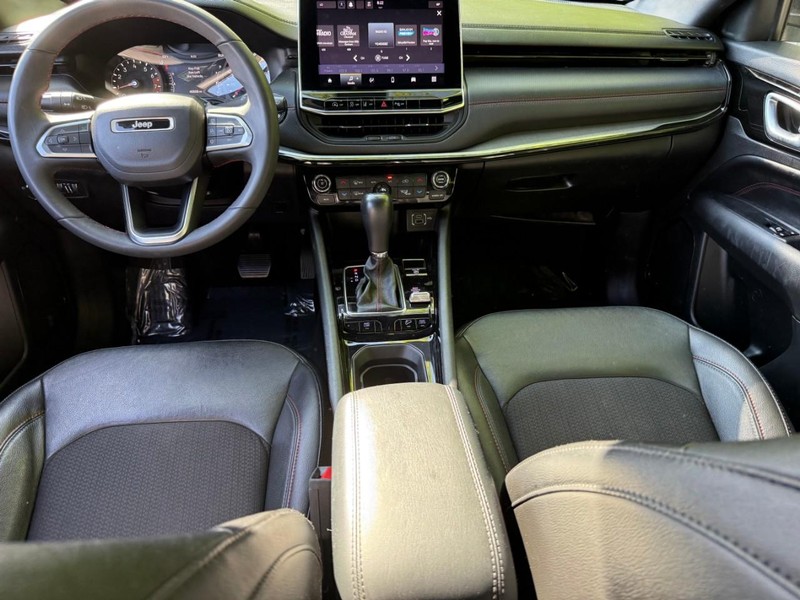 Jeep Compass Vehicle Image 15
