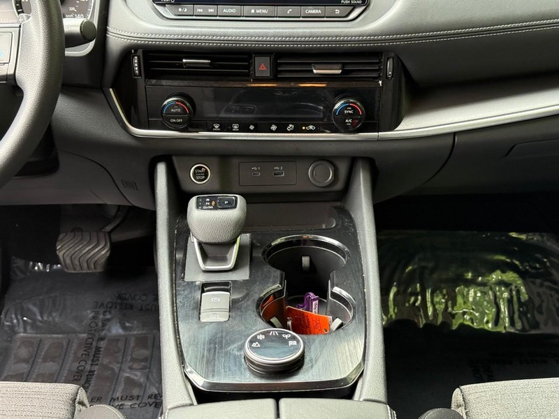 Nissan Rogue Vehicle Image 18
