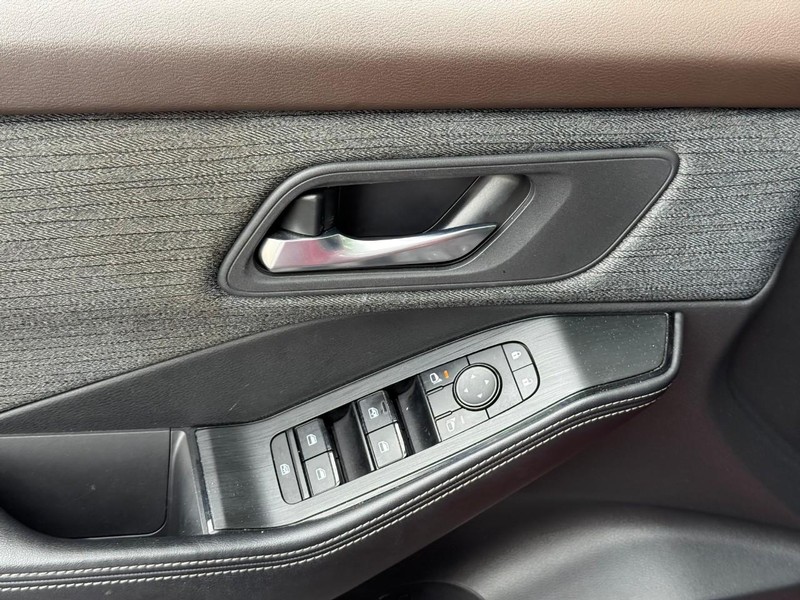 Nissan Rogue Vehicle Image 19