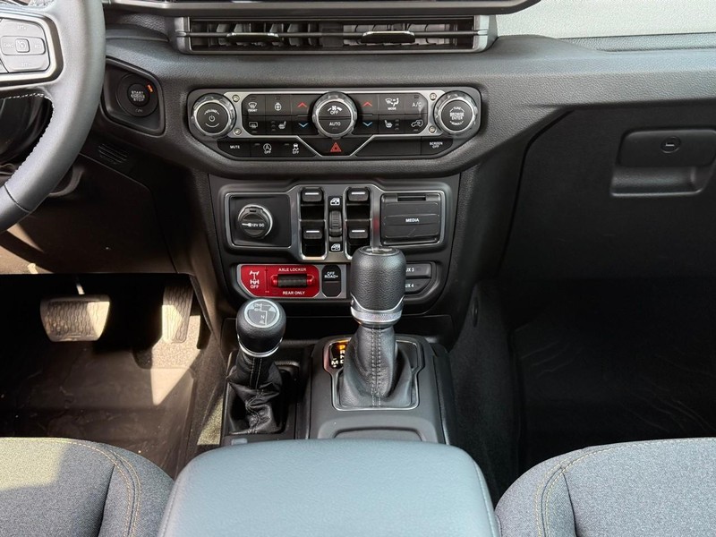Jeep Wrangler Vehicle Image 11
