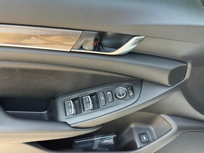 Honda Accord Sedan Vehicle Image 18