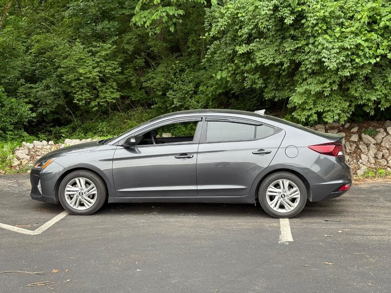 Hyundai Elantra Vehicle Image 03