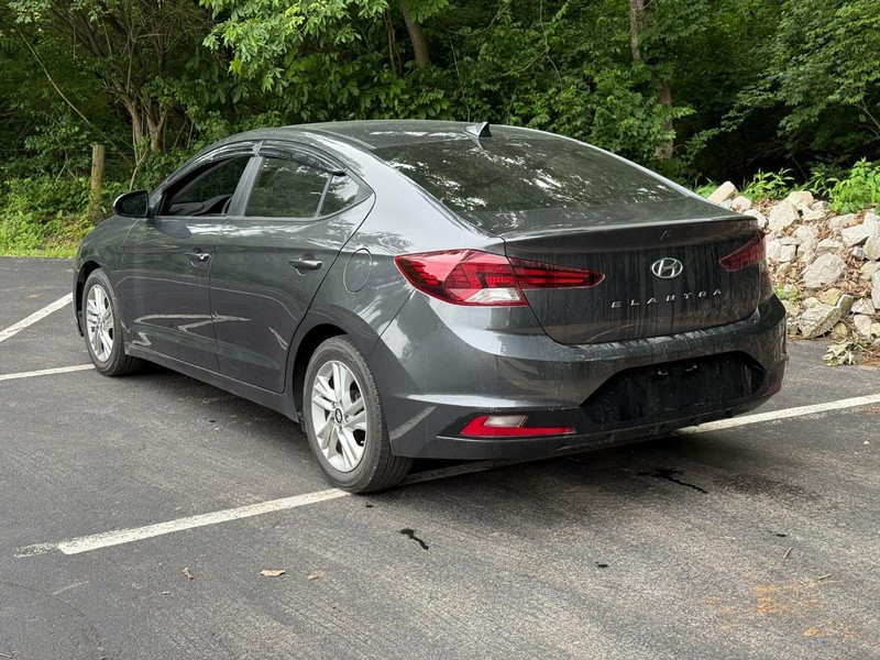 Hyundai Elantra Vehicle Image 04