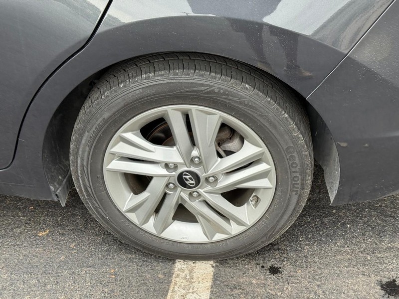 Hyundai Elantra Vehicle Image 05