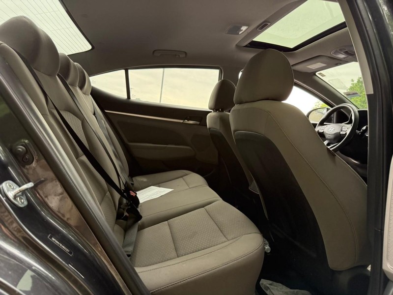 Hyundai Elantra Vehicle Image 12