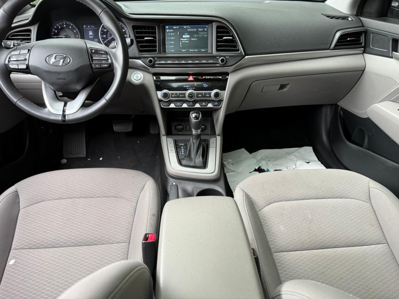 Hyundai Elantra Vehicle Image 13