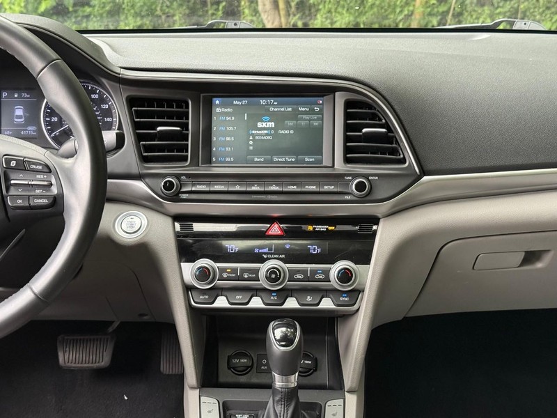 Hyundai Elantra Vehicle Image 15
