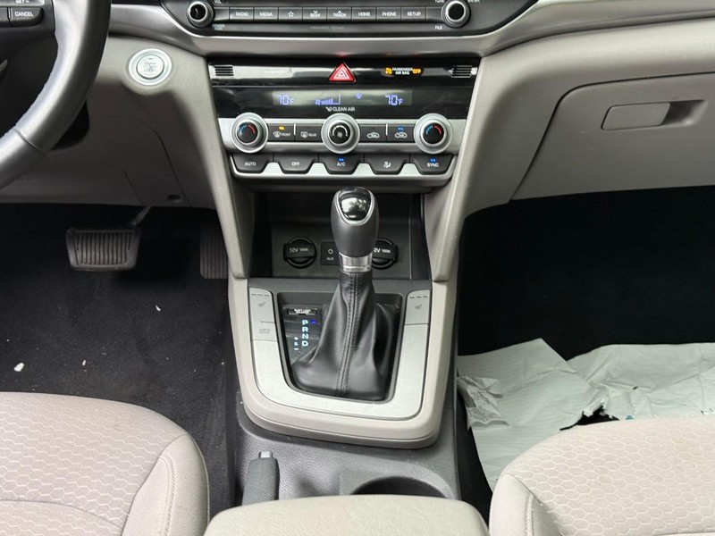 Hyundai Elantra Vehicle Image 16