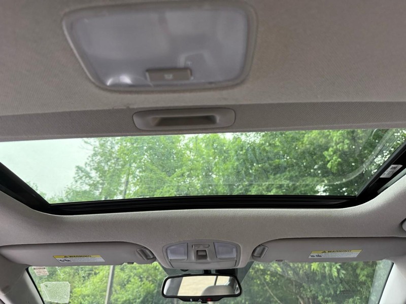 Hyundai Elantra Vehicle Image 17