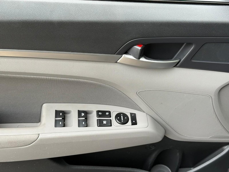 Hyundai Elantra Vehicle Image 18