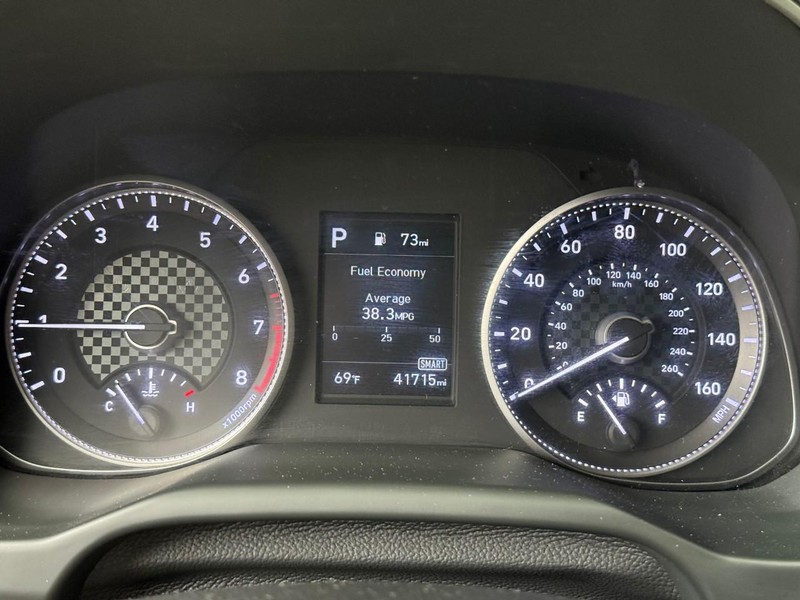 Hyundai Elantra Vehicle Image 24