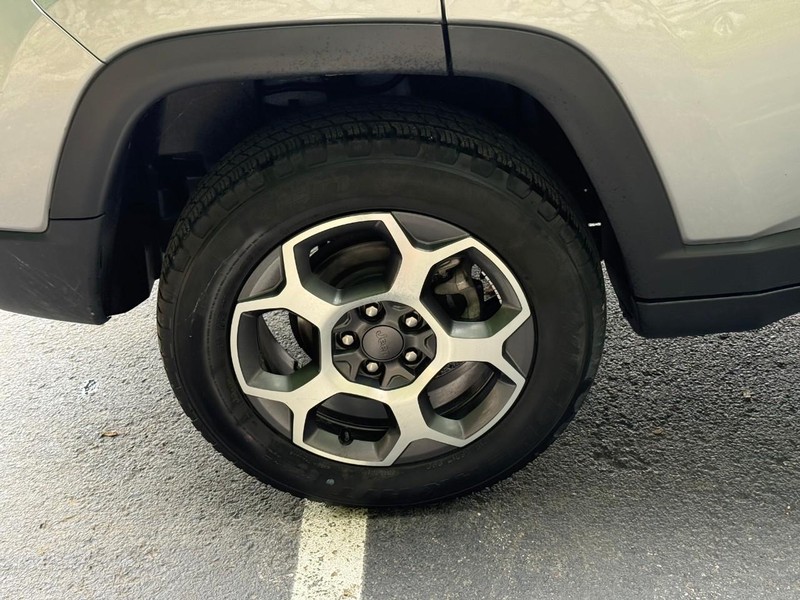 Jeep Compass Vehicle Image 12