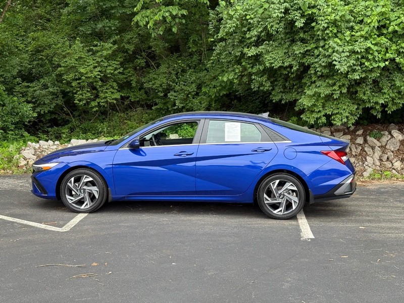 Hyundai Elantra Vehicle Image 03