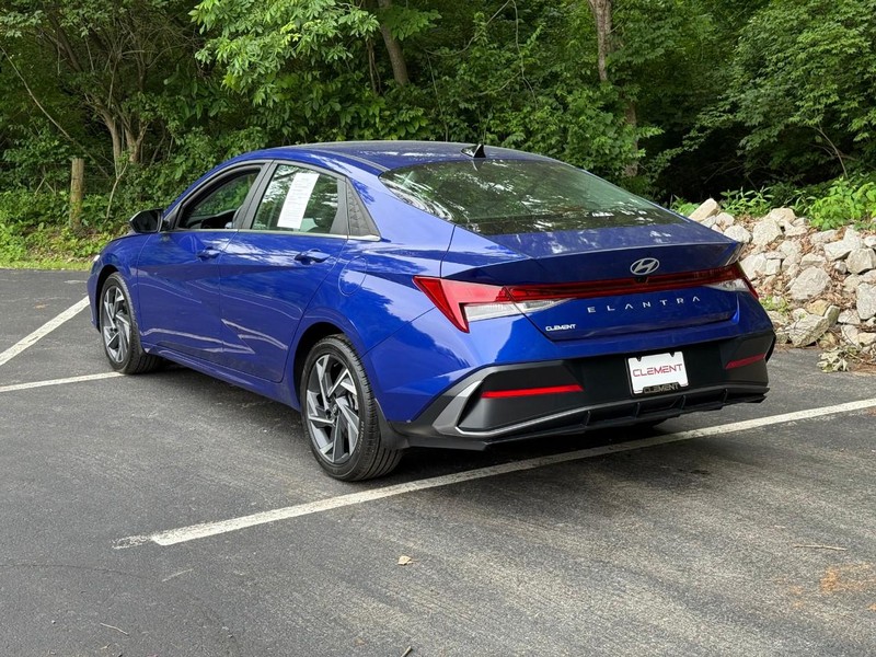 Hyundai Elantra Vehicle Image 04