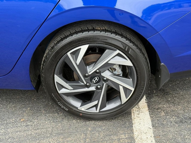 Hyundai Elantra Vehicle Image 05