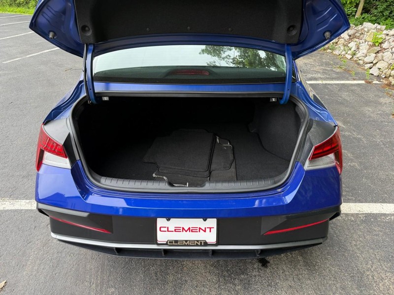 Hyundai Elantra Vehicle Image 07