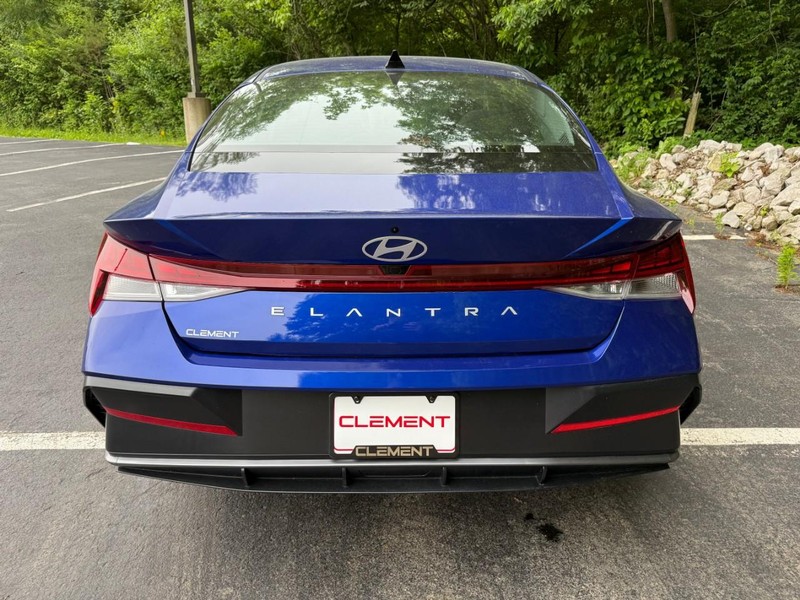 Hyundai Elantra Vehicle Image 08