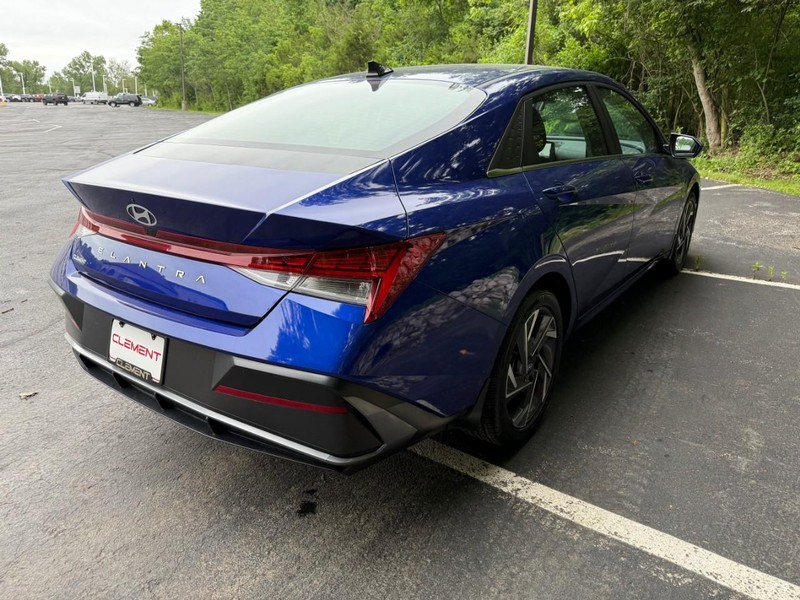 Hyundai Elantra Vehicle Image 09