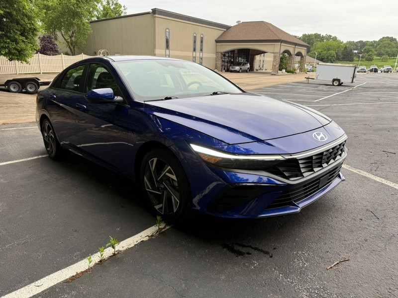 Hyundai Elantra Vehicle Image 11