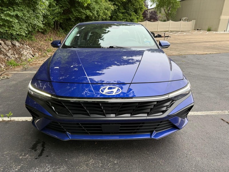 Hyundai Elantra Vehicle Image 12