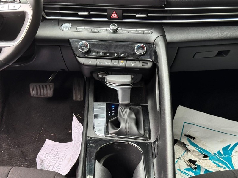 Hyundai Elantra Vehicle Image 17