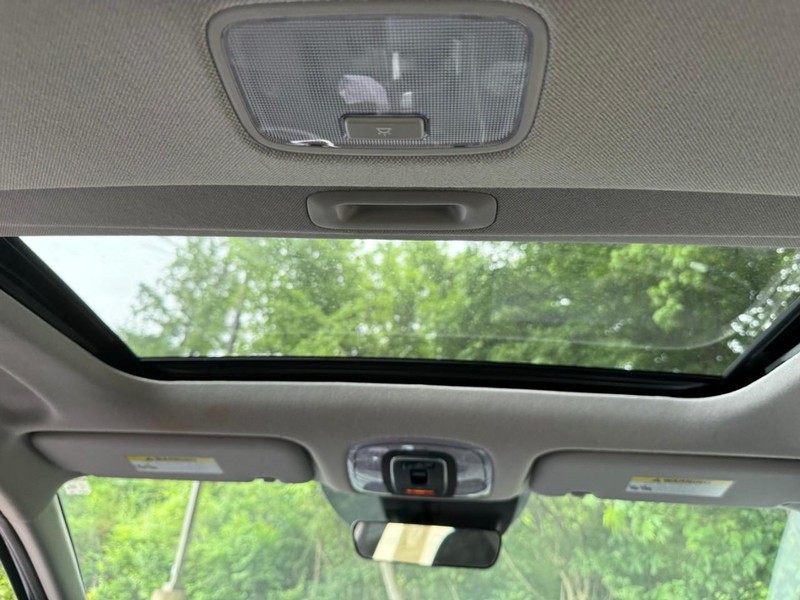 Hyundai Elantra Vehicle Image 18